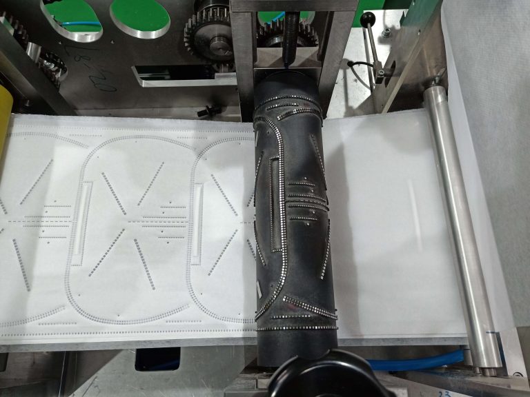 KN95全自動口罩機精密滾筒壓紋